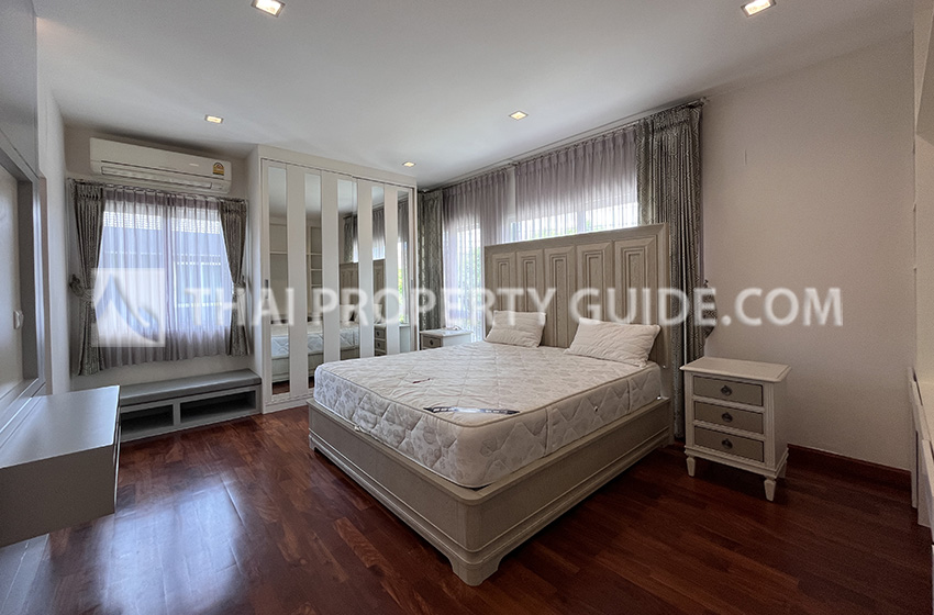 House with Shared Pool in Bangnatrad 